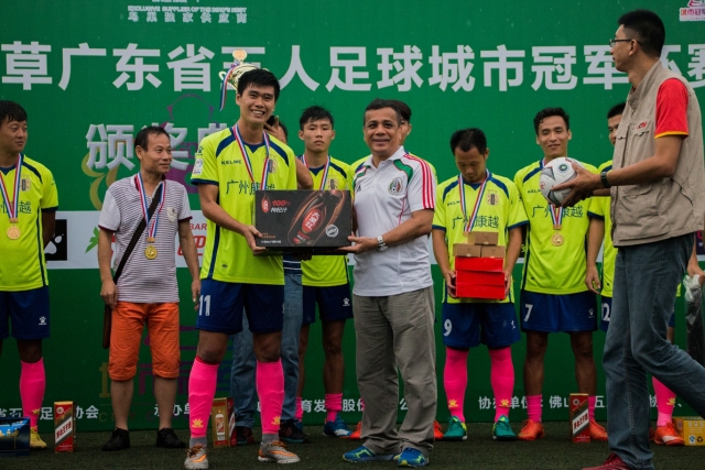 纪卓13+13青岛送四川22连败 广州大胜同曦